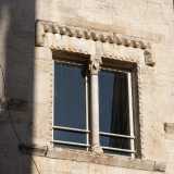 Su di esso notiamo una finestra dentellata, con architrave a bugne diamantate, contraddistinta da una fine colonnina